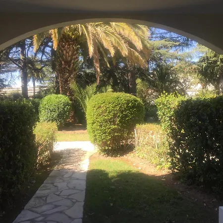 Dans Résidence Avec Piscine Vue * Cannes